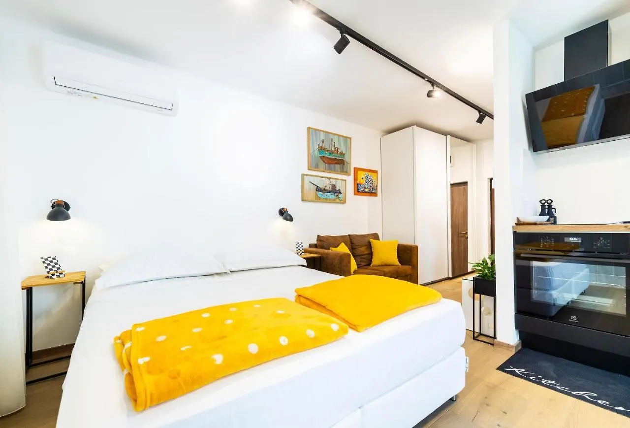 Zuzu Apartment Split