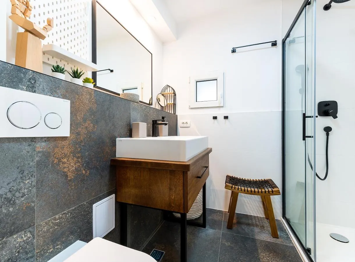 Zuzu Apartment Split