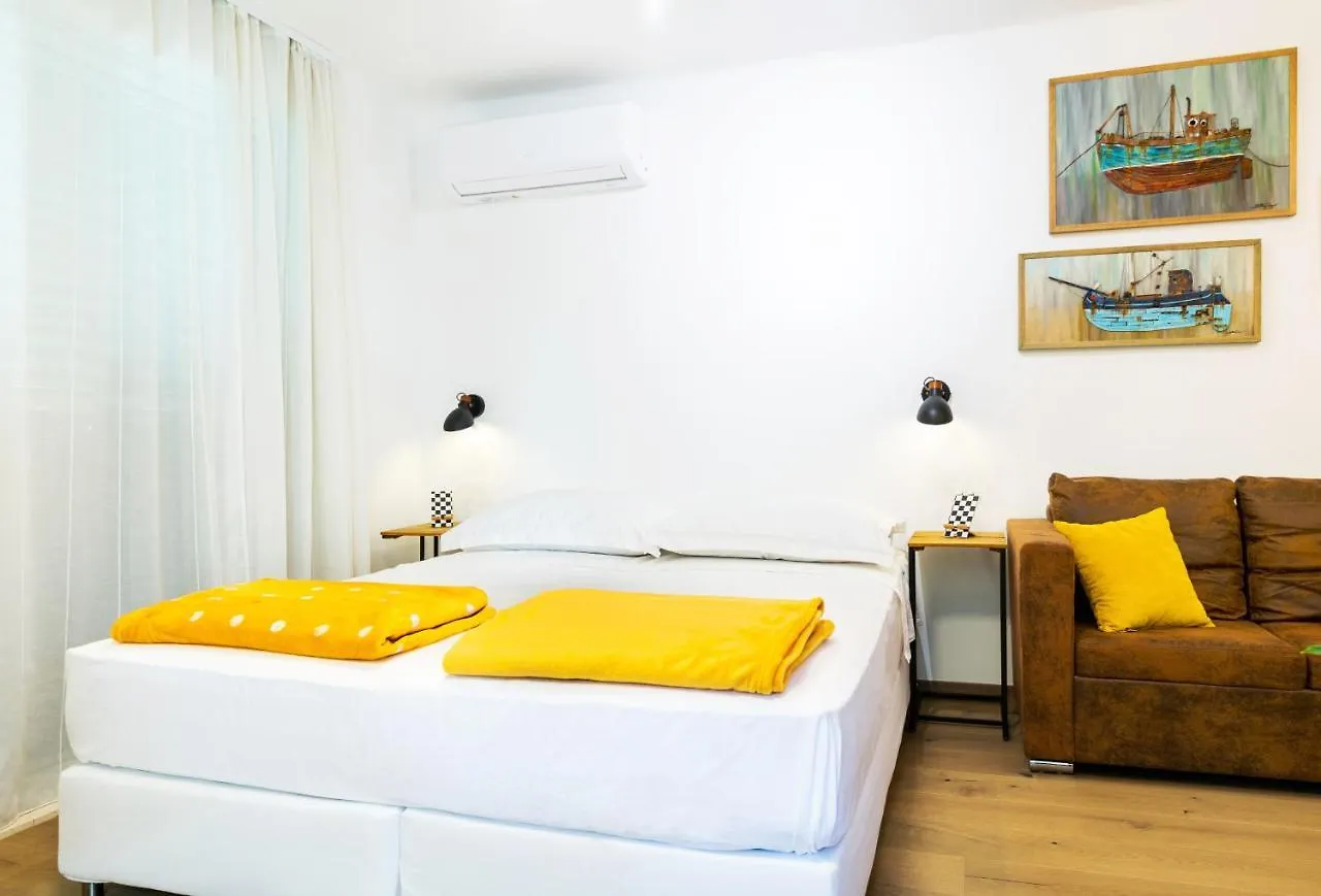 Zuzu Apartment Split