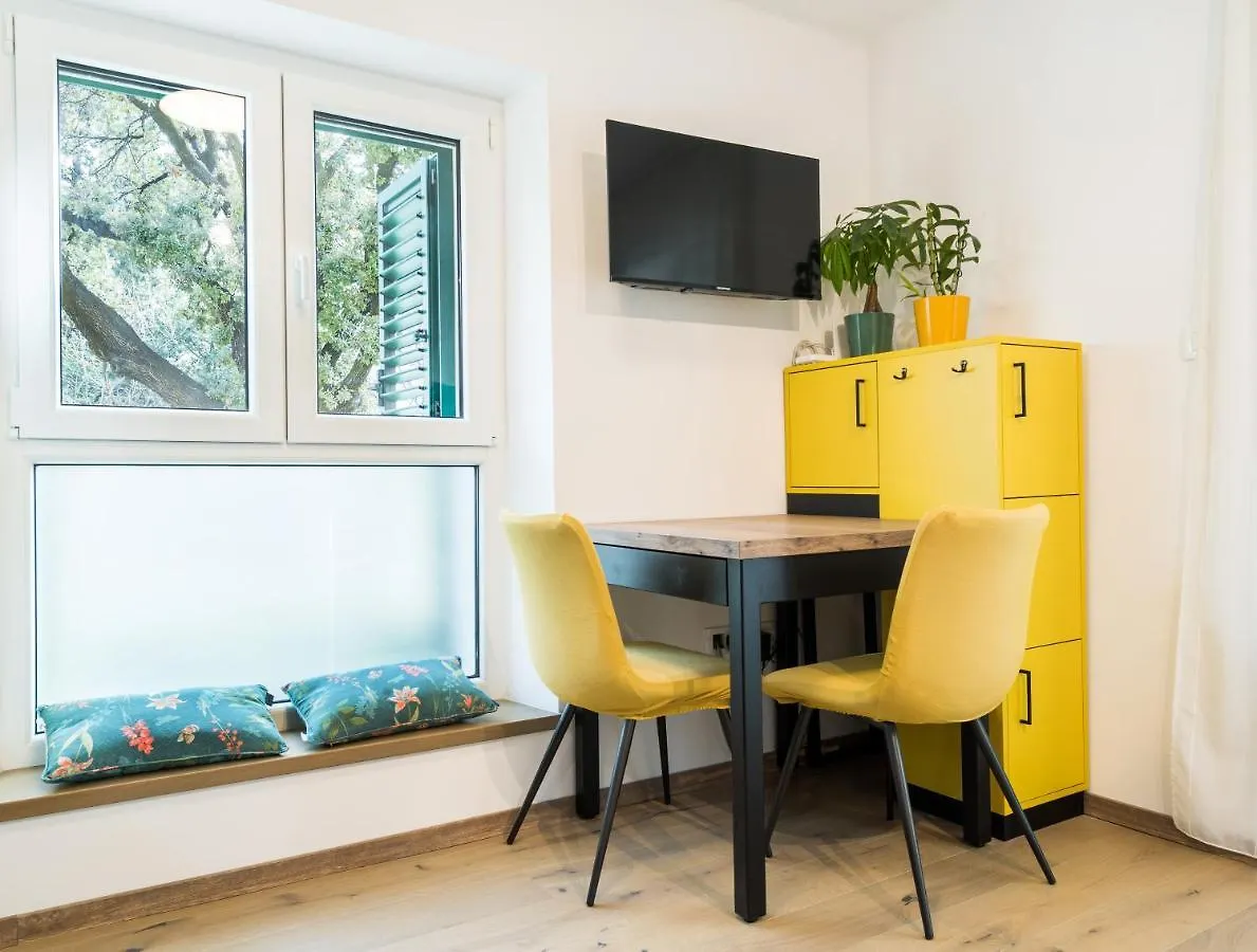 Zuzu Apartment Split